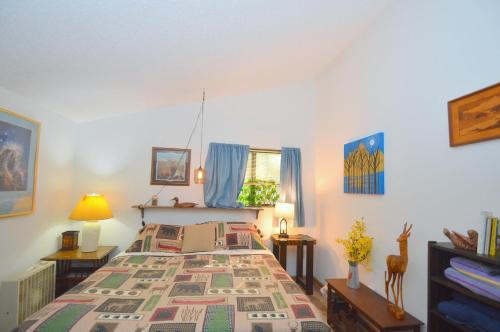 1 dormitorio con 1 cama con edredón en A Zen Mountain Retreat - Nirvana Awaits, en Baxter