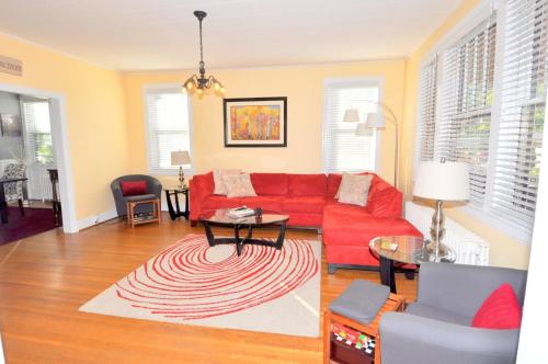 Gallery image of Aunt Bea's Bungalow - Pet Friendly - Hot Tub - Screen Porch - Wifi - Fenced Yard - King Bed - Town in Berkeley Springs