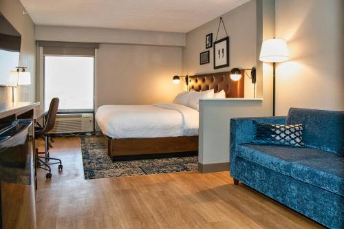 um quarto de hotel com uma cama e um sofá em Four Points by Sheraton Allentown Lehigh Valley em Allentown
