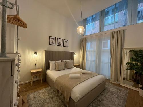 una camera con un letto e una grande finestra di City Centre Loft Apartment a Stalybridge