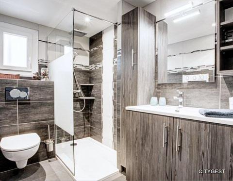 une salle de bain avec toilettes, douche et lavabo dans l'établissement Superbe Villa T5 avec piscine privée proche plage et commerces climatisation et wifi, à Sainte-Marie-Plage