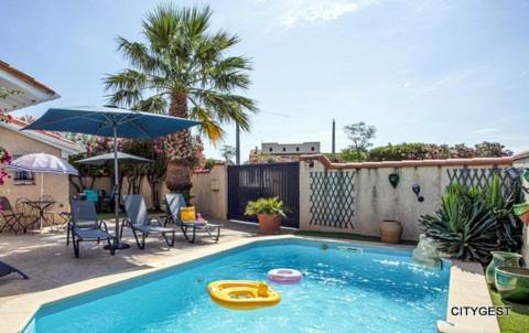 - une piscine avec un frisbee jaune dans l'établissement Superbe Villa T5 avec piscine privée proche plage et commerces climatisation et wifi, à Sainte-Marie-Plage