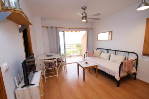 uma sala de estar com uma cama e uma televisão em Precioso estudio primera linea Fossa-Puerto Calpe em Calpe