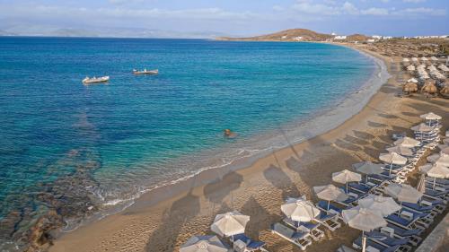 een luchtzicht op een strand met parasols en de oceaan bij Liana Beach Hotel & Spa in Agios Prokopios