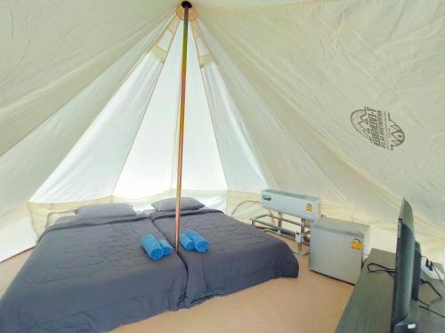 a bedroom with a bed in a tent at Common Camping KhaoYai in Mu Si