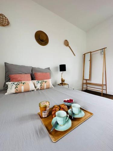 Un pat sau paturi într-o cameră la La dolce Vita/maison/5km plages