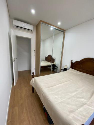 - une chambre avec un lit et un miroir dans l'établissement Casa da Mamâ, à Valongo