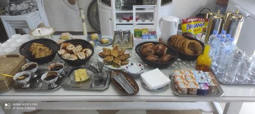 uma mesa com muitos tipos diferentes de alimentos sobre ele em La rose des sables 