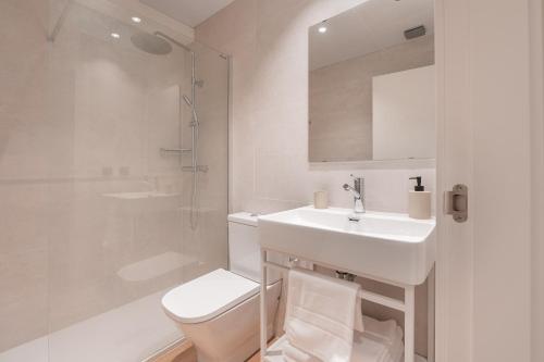 een badkamer met een wastafel, een toilet en een douche bij Casa Lambda in Jaca