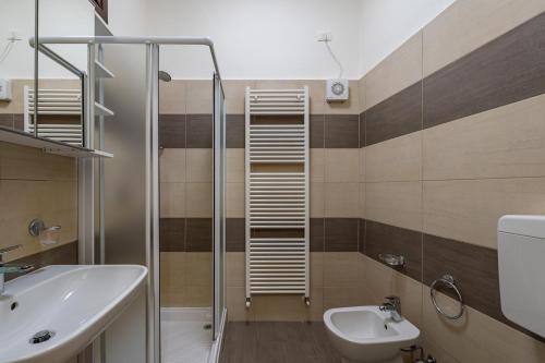 La salle de bains est pourvue d'une douche, d'un lavabo et de toilettes. dans l'établissement Casa San Faustino - Brescia CityCenter - by HOST4U, à Brescia