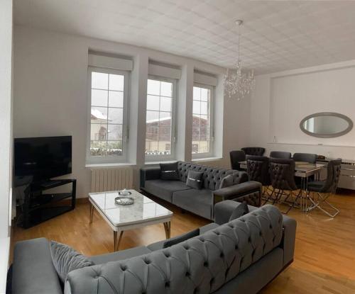 Sala de estar con sofás, TV y mesa en Villa sans soucis, en Gérardmer