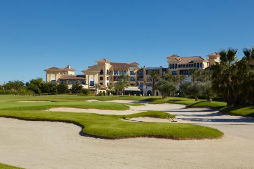 - une vue sur le parcours de golf d'un complexe dans l'établissement Mar Menor Golf Resort - Casa Destino, à Torre-Pacheco