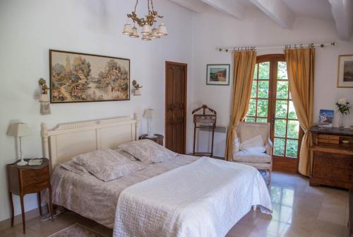 - une chambre avec un lit blanc et un piano dans l'établissement Chambre d'hôtes le bois des combes chambre 