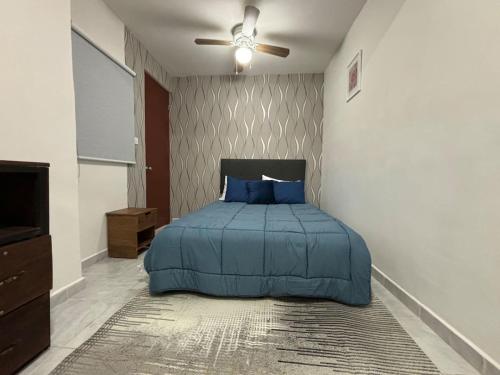 a bedroom with a bed and a ceiling fan at Lujosa habitacion ,Internet,Centrico, Wi-Fi in Xalapa