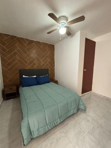 1 dormitorio con 1 cama y ventilador de techo en IncreIble Hab,Centrica,Internet,Parking, en Xalapa