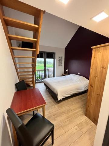 Ένα ή περισσότερα κρεβάτια σε δωμάτιο στο Auberge des Blancs Cailloux
