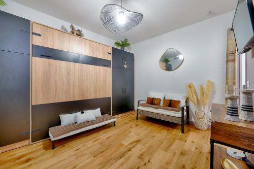 a living room with two couches and a mirror at Agréable studio proche Paris et Porte de Versailles in Malakoff