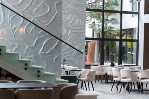 um restaurante com mesas e cadeiras e uma escadaria em Medite Spa Resort and Villas em Sandanski