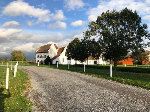 una casa blanca al lado de una carretera en Ferme Delgueule, en Tournai