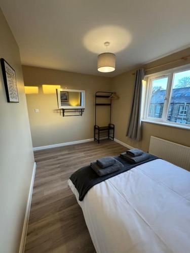 1 dormitorio con cama y ventana en Beautiful two bed home in Marsh en Lindley