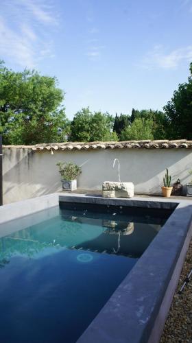 - une piscine d'eau bleue et un lavabo dans l'établissement Le Mas F, à Saint-Rémy-de-Provence