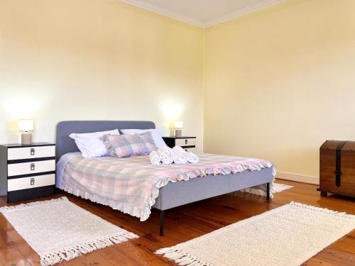 - une chambre avec un lit et 2 serviettes dans l'établissement Casa da Cabeceira Dónica by LovelyStay, à Paredes do Bairro