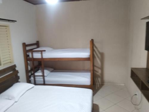 a small room with two bunk beds in it at Recanto do Bem-Te-Vi in Olímpia