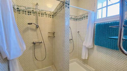 a bathroom with a shower and a sink at maison de vacances au calme et proche de la plage in La Couarde-sur-Mer