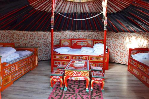 a room with two beds in a yurt at Rando-Yourte in Paluel