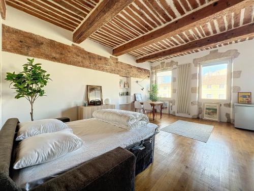 Cette grande chambre comprend deux lits et une table. dans l'établissement La Merveille du Port - Spacieux & Lumineux - Les Frères de la Loc', à Marseille