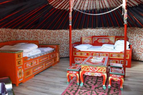 a room with two beds in a yurt at Rando-Yourte in Paluel