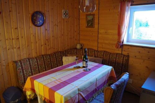 ein Zimmer mit einem Tisch mit einem bunten Tischtuch darauf in der Unterkunft Natur pur im Nationalpark Schwarzwald in Weier