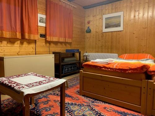 ein Schlafzimmer mit einem Bett und einem Tisch darin in der Unterkunft Natur pur im Nationalpark Schwarzwald in Weier
