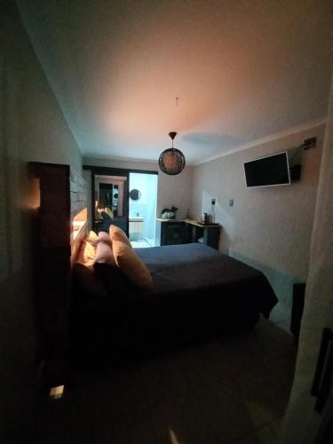 1 dormitorio con 1 cama y 1 sofá en una habitación en 284 on circular en Sunridge Park