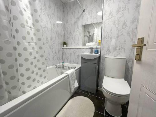 ein Badezimmer mit einem WC, einer Badewanne und einem Waschbecken in der Unterkunft Free Parking - Home Close to City Centre in Manchester