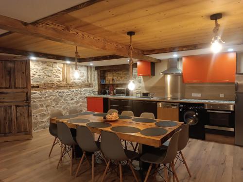 a kitchen and dining room with a table and chairs at Les étoiles de Bevy Gîtes in Lajoux