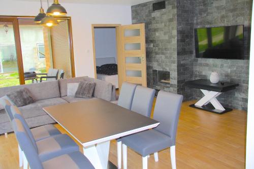 Μια τηλεόραση ή/και κέντρο ψυχαγωγίας στο Apartamenty Kwiat Jabłoni