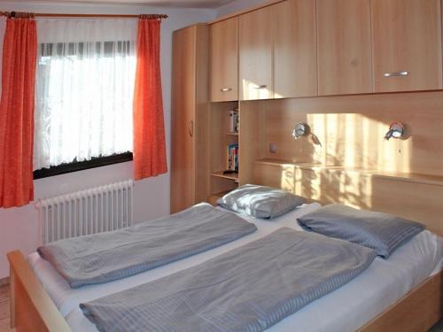 uma cama grande num quarto com uma janela em Ferienhaus Nr 75, Kategorie Komfort, Feriendorf Hochbergle, Allgäu em Bichel