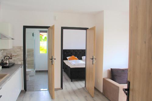 Ένα ή περισσότερα κρεβάτια σε δωμάτιο στο Apartamenty Kwiat Jabłoni