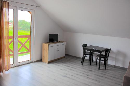 Μια τηλεόραση ή/και κέντρο ψυχαγωγίας στο Apartamenty Kwiat Jabłoni