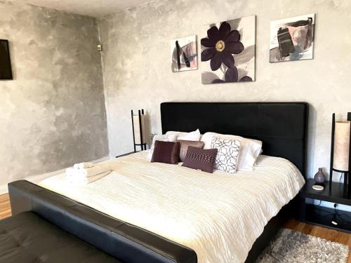 Schlafzimmer mit einem großen Bett mit einem schwarzen Kopfteil in der Unterkunft Paradise Home l Retreat and Event in Sullivan