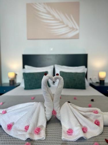 Una cama o camas en una habitación de White Swallow Suite Santorini