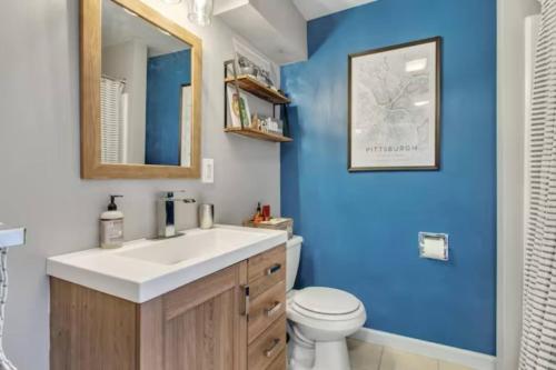 O baie la Studio near Arsenal Park l Street Parking