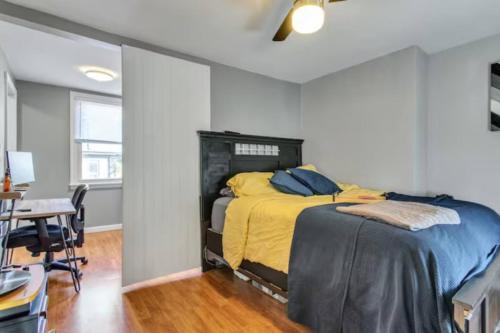 Un pat sau paturi într-o cameră la Studio near Arsenal Park l Street Parking