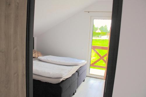 Ένα ή περισσότερα κρεβάτια σε δωμάτιο στο Apartamenty Kwiat Jabłoni