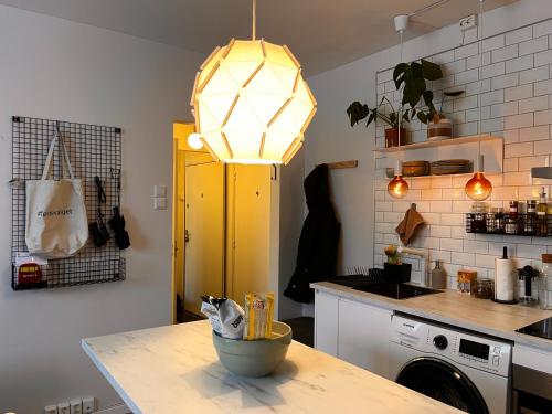 uma cozinha com uma mesa e um armário amarelo em Hygge houses I Studio apartment in Lillestrøm I Solo or Couple em Lillestrøm