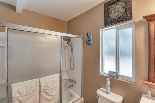 La salle de bains est pourvue d'une douche, de toilettes et d'une fenêtre. dans l'établissement Arizona Gem Fire Pit, 6 Mi to Willow Springs Lake, à Forest Lakes Estates