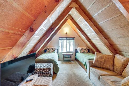 Cette chambre mansardée comprend deux lits et un canapé. dans l'établissement Arizona Gem Fire Pit, 6 Mi to Willow Springs Lake, à Forest Lakes Estates