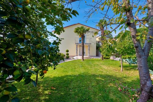 Gambar di galeri bagi Villa Maelynn Opatija with Heated Pool and Sea View di Rubeši