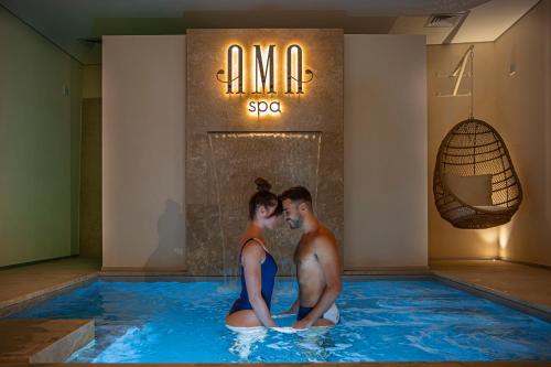 - un couple s'embrassant dans une piscine dans l'établissement Hotel Al Madarig, à Castellammare del Golfo